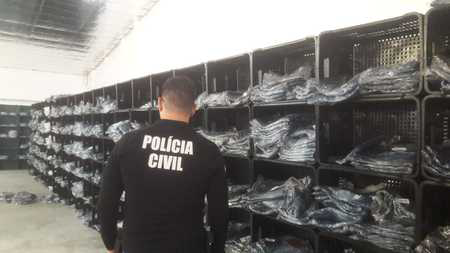 policia-apreende-roupas-de-marcas-famosas-em-santa-catarina-1